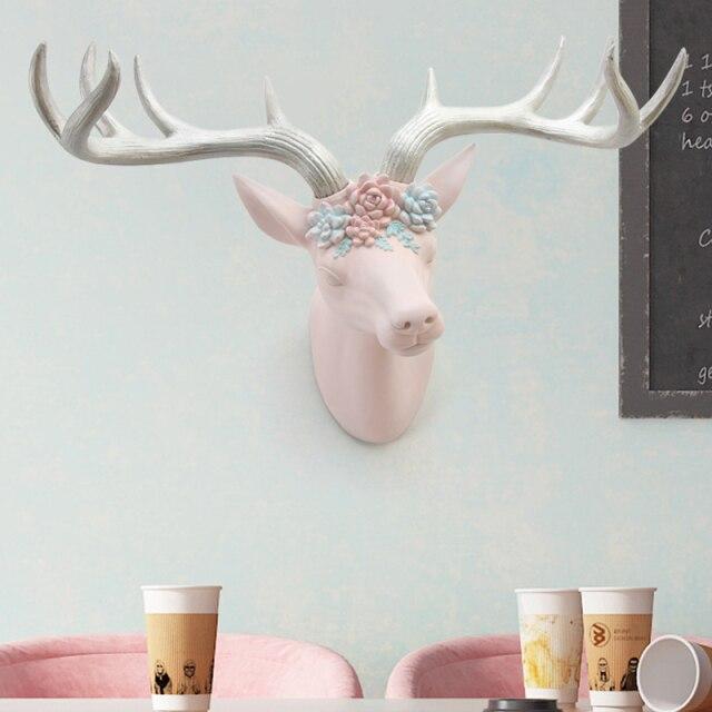 Tête de Cerf Avec Fleur Rose