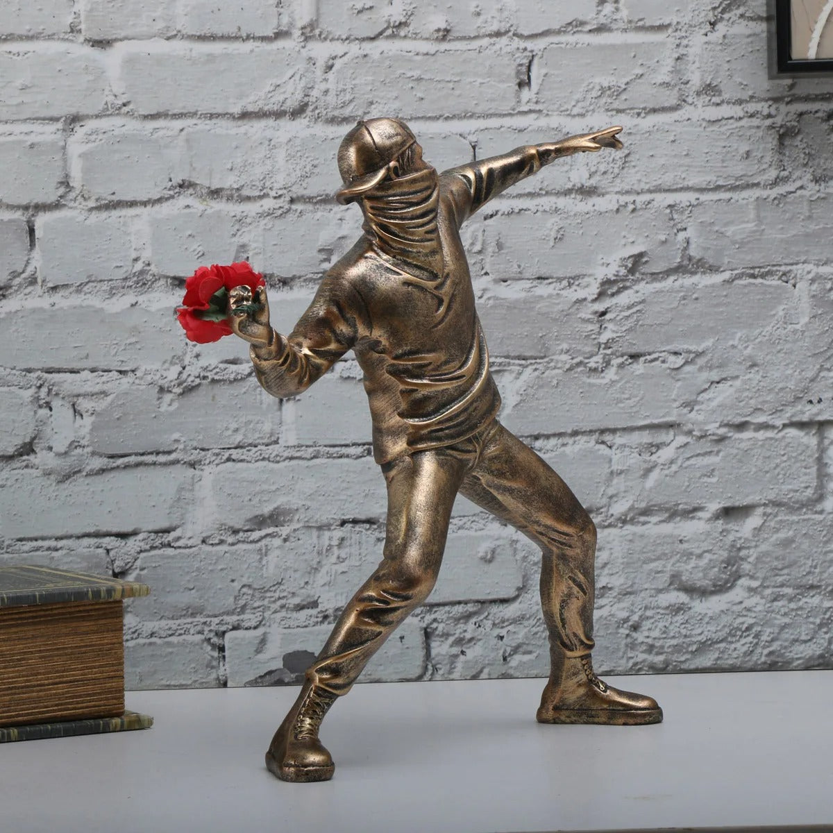 Statue Banksy Lanceur de Fleurs Bronze