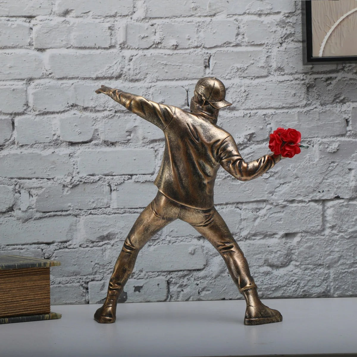 Statue Banksy Lanceur de Fleurs Bronze